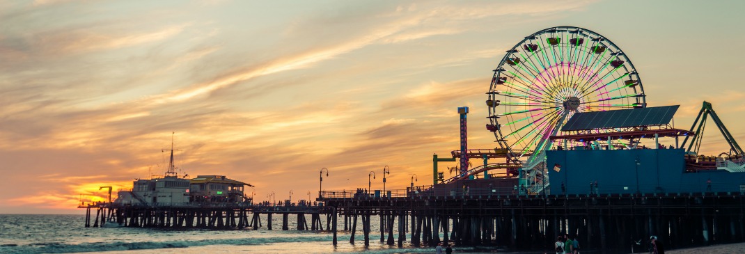 Riesenrad in Los Angeles bei Sonnenuntergang am Strand